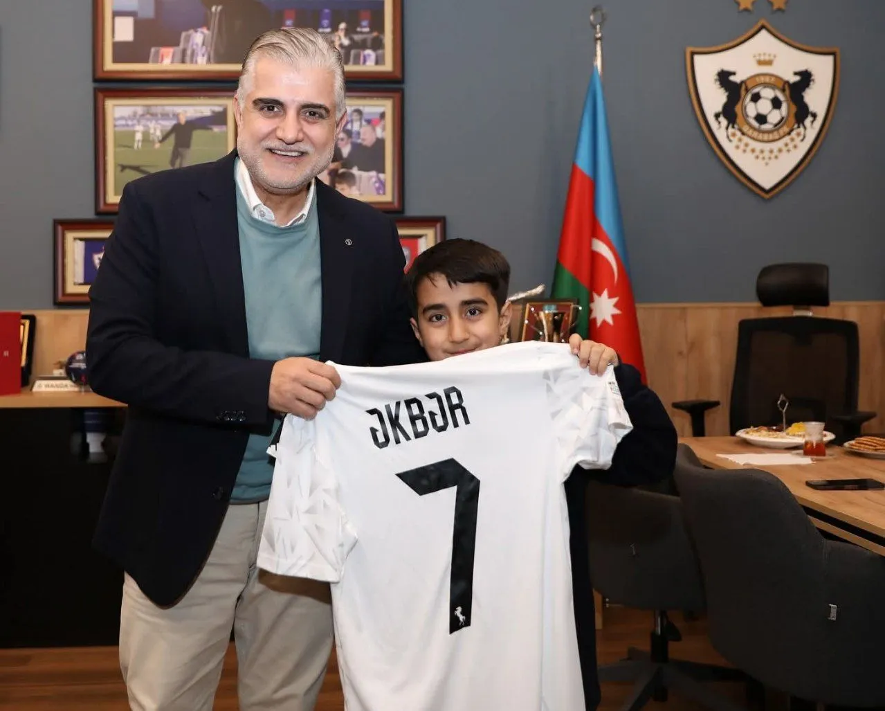 Tahir Gözel met a young fan watching the game alone at a shelter