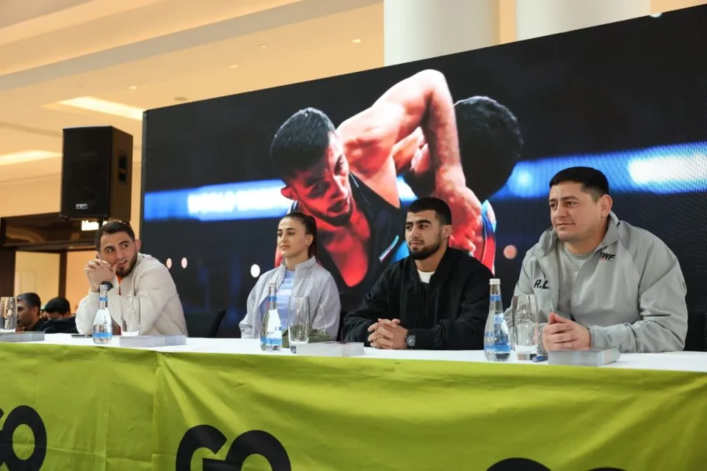 Famous Wrestlers Meet with Fans  PHOTOS