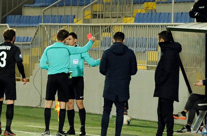 SCANDAL Coach hits referee in Azerbaijan Cup  VIDEO