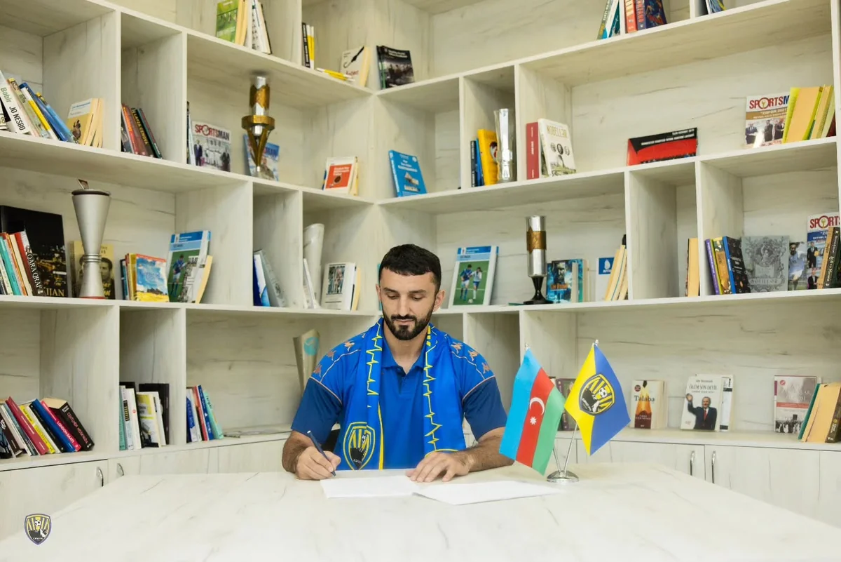 Kəpəz Vadim Abdullayevlə müqavilə imzalayıb