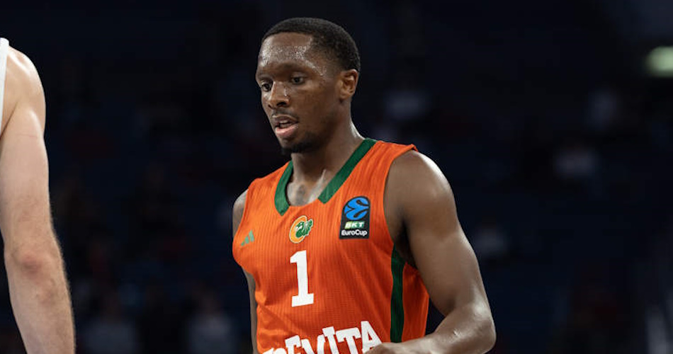Umoja Gibson Barselona ilə iki illik müqavilə imzaladı