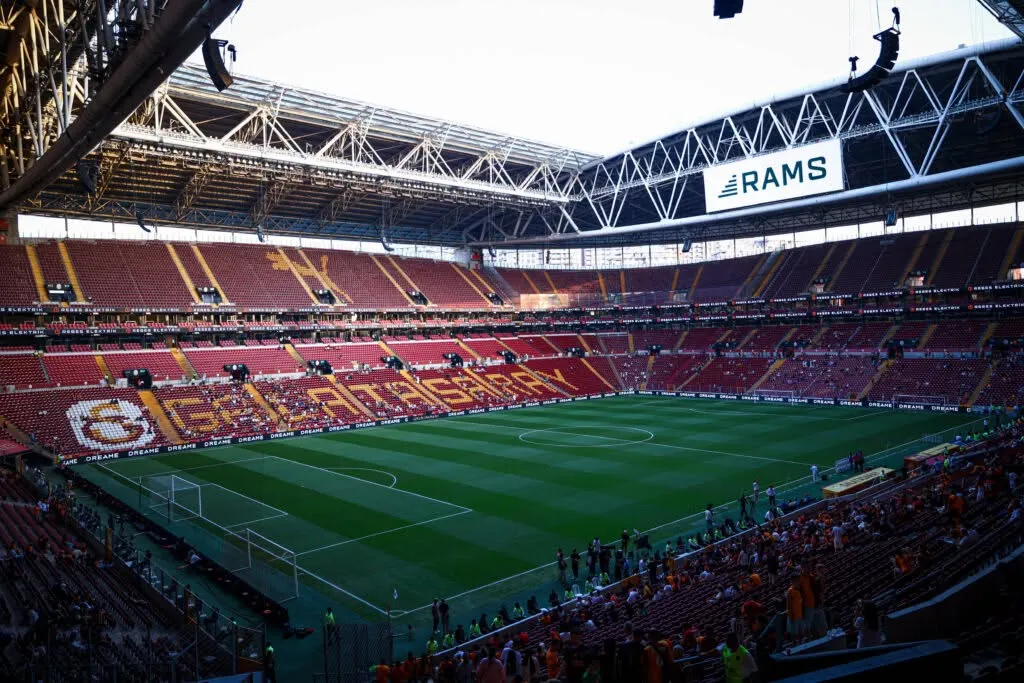 Qalatasaray sabiq futbolçusuna yönəldi