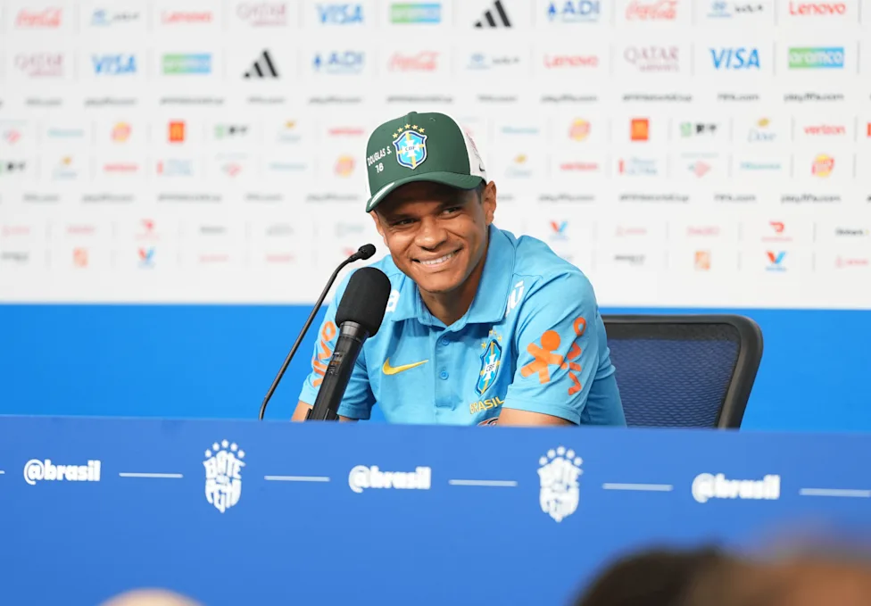 Duqlas Santos Neymar haqqında danışıb