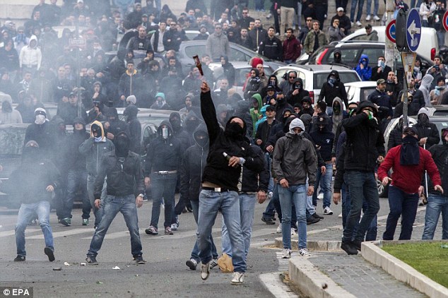 Azarkeşlərlə qarşıdurmada  polis yaralandı