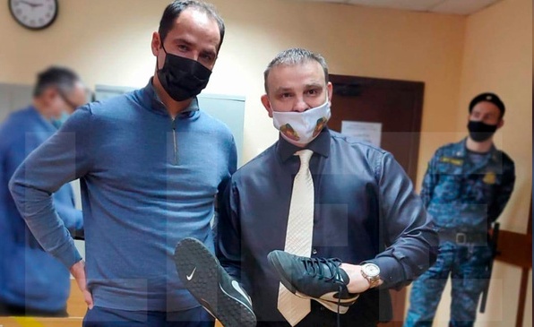 Hakimi döyən futbolçu idman ayaqqabılarını  minə satdı