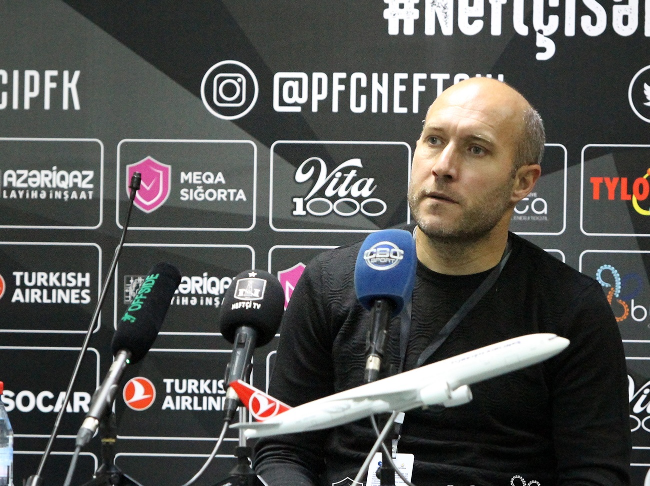 Neftçi Samir Abasovu ukraynalı baş məşqçiylə əvəzləməyə hazırlaşır  ÖZƏL