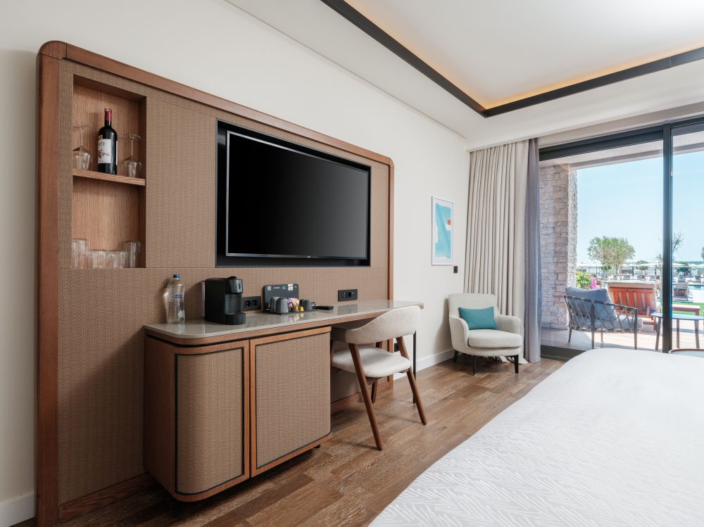 deluxe_sea_view_family_suite_-_swim-up_room_1_french-2